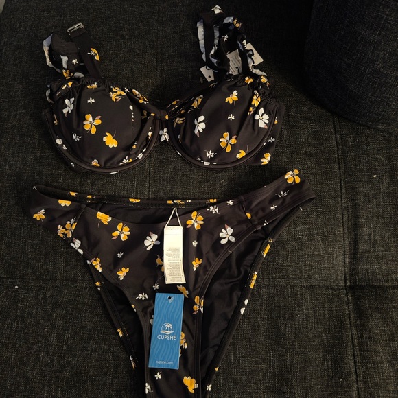 Cupshe Twilight Garden Sweetheart
Bikini Top & Ultra Cheeky
Bottoms Set - Picture 7 of 8